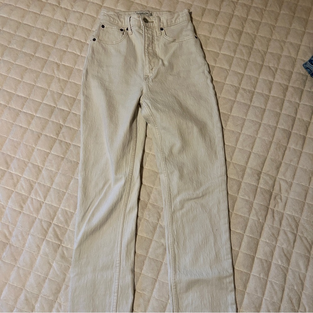 Abercrombie & Fitch High-Rise Straight Jeans in Off-White/Cream